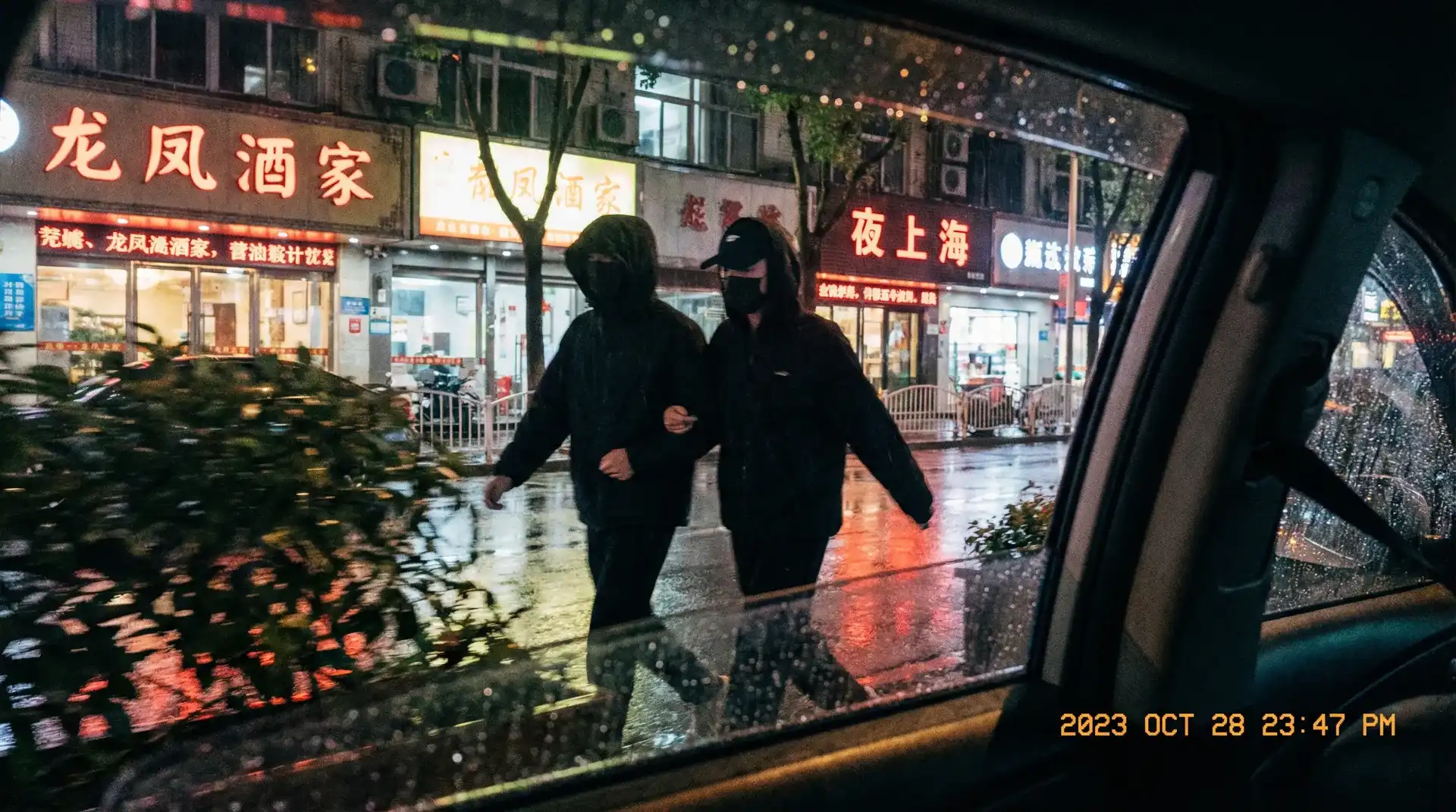 皇冠新体育平台 - 顶流明星深夜密会现场抓拍照片